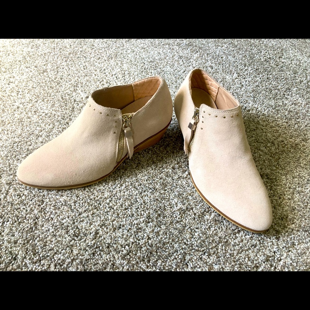 Dr. Scholls booties in a bone color. Not gray not beige the perfect in between!